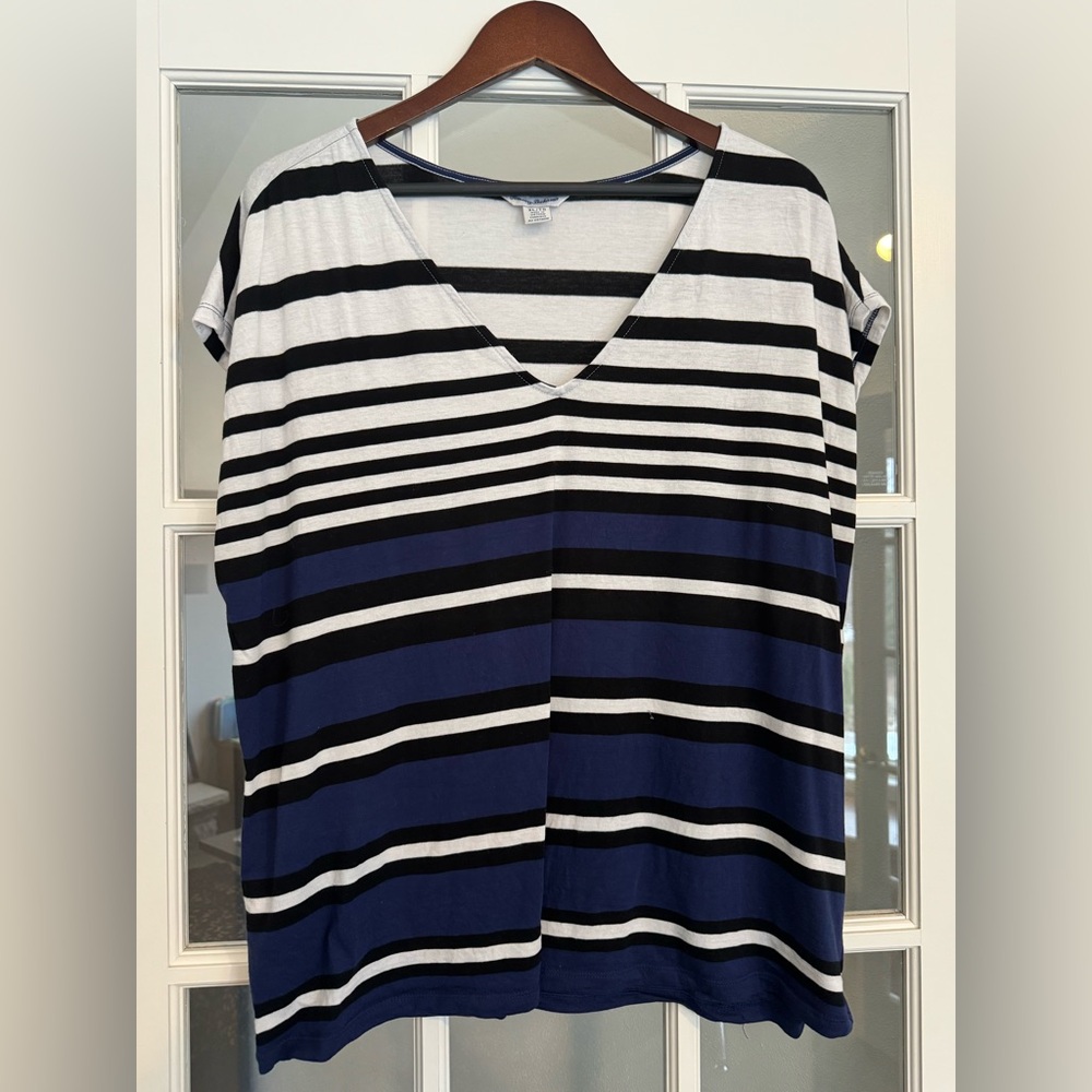 Tommy Bahama Tee
White/Blue/Black Striped
Size XL